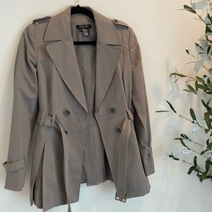 Short trench coat with tie